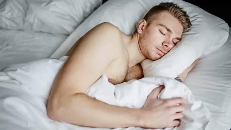 Especialista revela razão surpreendente pela qual você nunca deve dormir nu quando está calor