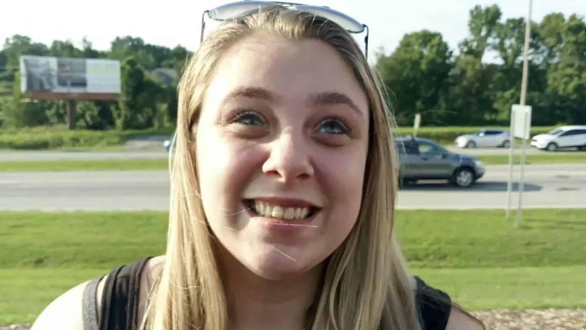 Estudante que arrancou os próprios olhos 'não se arrepende' após ser 'demitida' do emprego