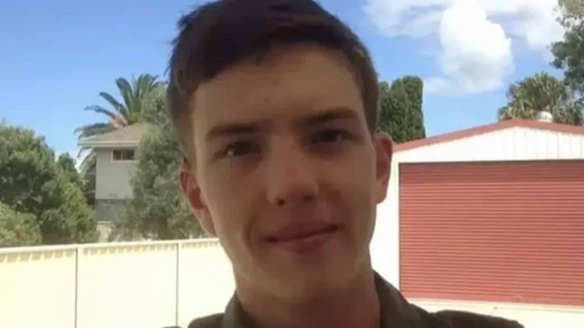Homem de 28 anos morre repentinamente após médicos 'encontrarem 72 buracos em seus pulmões'