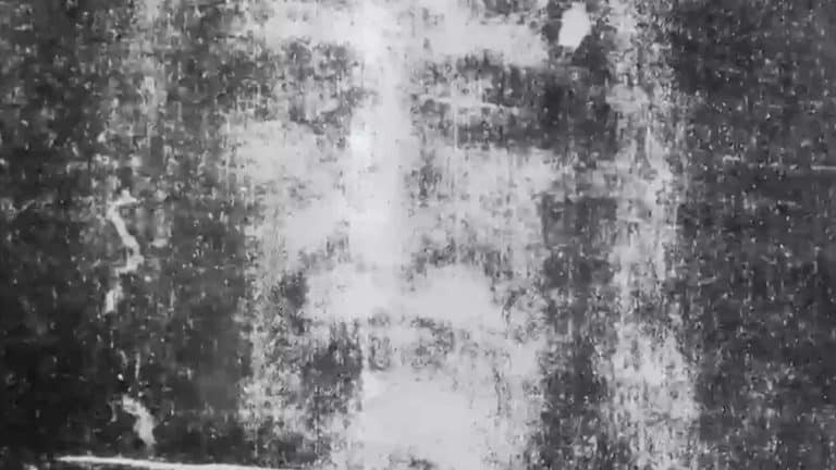 IA revela a face 'real' de Jesus Cristo com base no Sudário de Turim