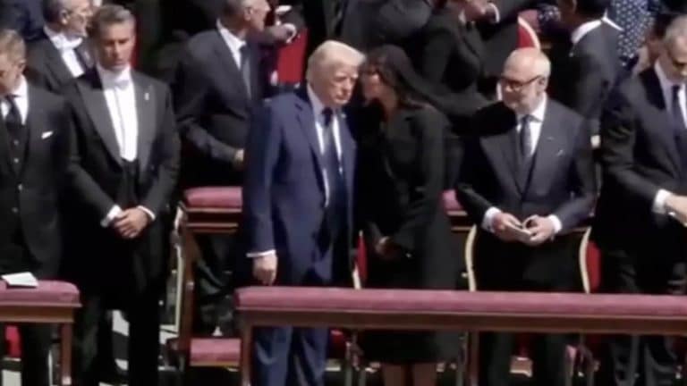 Leitor labial 'revela' as 4 palavras que Melania sussurrou para Donald Trump para salvá-lo de momento constrangedor no