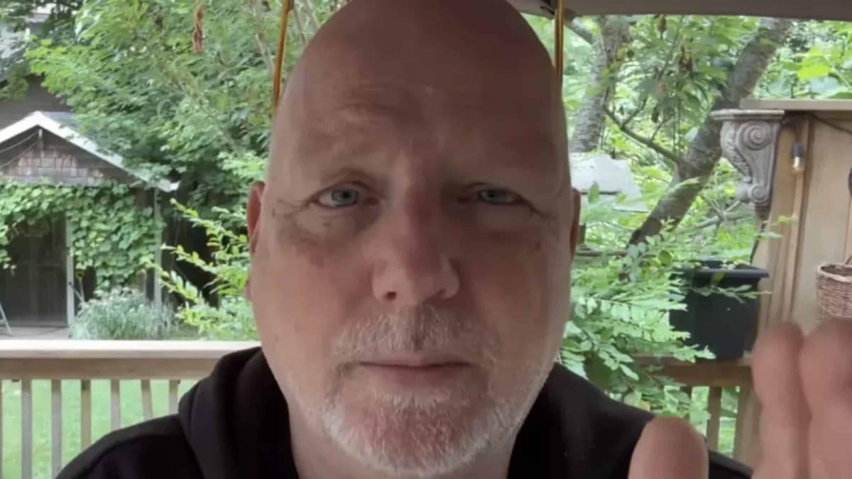 Marido de mulher diagnosticada com demência precoce revela o primeiro sintoma que notou