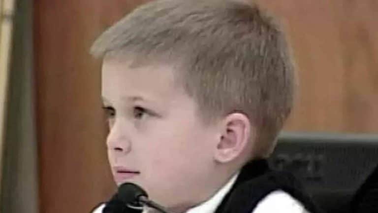 Menino que disse ao tribunal que sua mãe afogou a irmã quando ele tinha 7 anos fala pela primeira vez após 17 anos