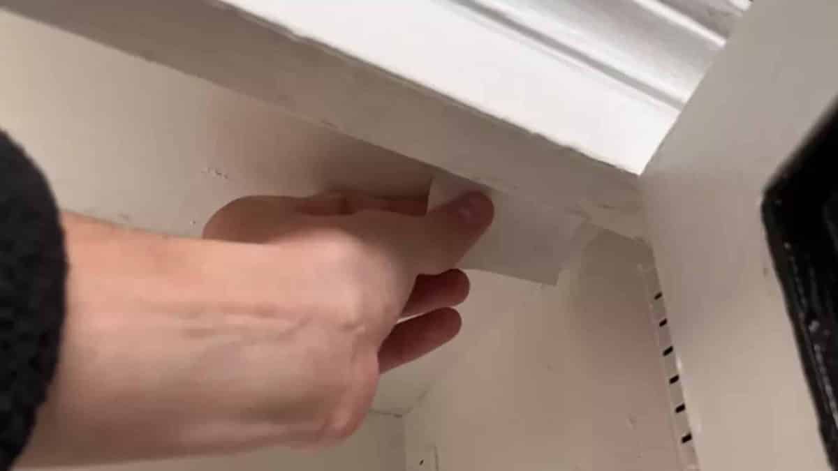 Morador encontra bilhete sinistro com alerta assustador deixado pelo antigo dono ao se mudar para casa nova