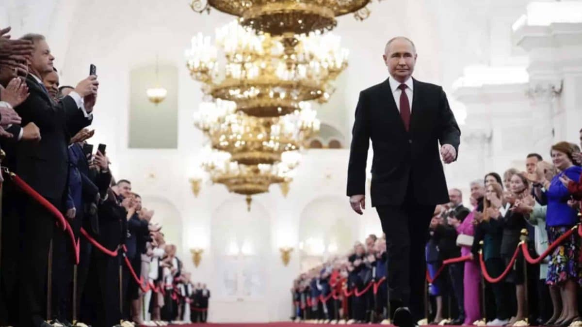 O motivo chocante por que Vladimir Putin anda com um braço sempre rígido