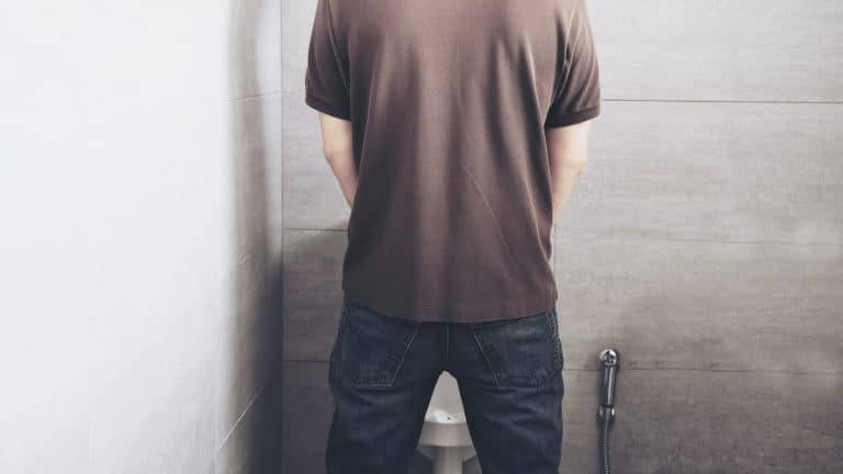 O que significa a 'regra dos 21 segundos' que as pessoas devem usar para urinar?