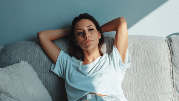 O que significa preferir ficar em casa em vez de sair com amigos, segundo a inteligência artificial?