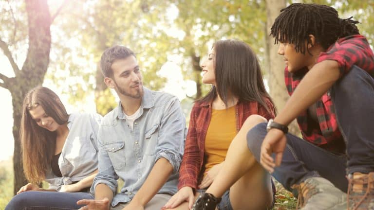 O que significa quando uma pessoa sempre interrompe os outros quando eles falam, de acordo com a psicologia?