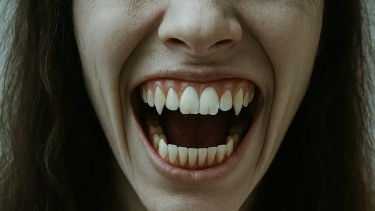 O que significa sonhar que os dentes caem, segundo a psicologia?