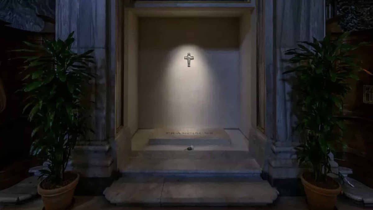 O significado especial por trás da lápide simples do Papa Francisco, conforme as primeiras imagens do túmulo são divulgadas