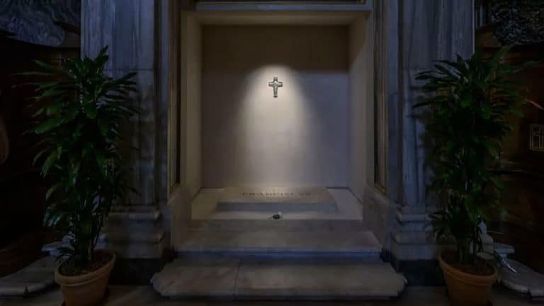 O significado especial por trás da lápide simples do Papa Francisco, conforme as primeiras imagens do túmulo são divulgadas