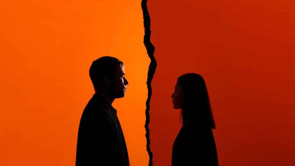 Os sinais de que seu parceiro(a) não quer mais ficar com você, segundo a psicologia