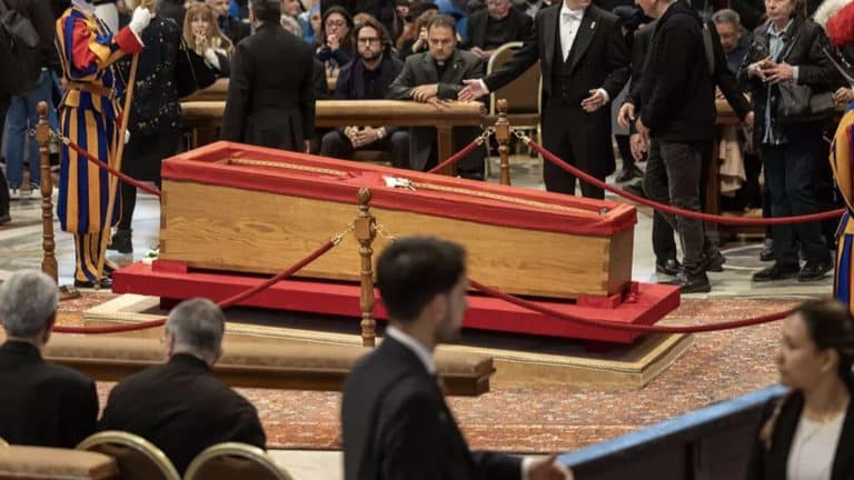 Padre é criticado por gesto 'desrespeitoso' com o corpo do Papa Francisco; Vaticano emite alerta