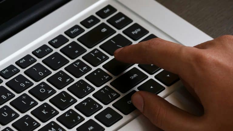 'Site perturbador' pode estar te observando dentro da sua casa. Veja como se proteger