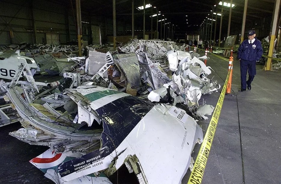 Gravação assustadora da cabine captura os momentos finais do avião da Alaska Airlines que caiu, matando todos a bordo A aeronave ficou completamente destruída com o impacto
