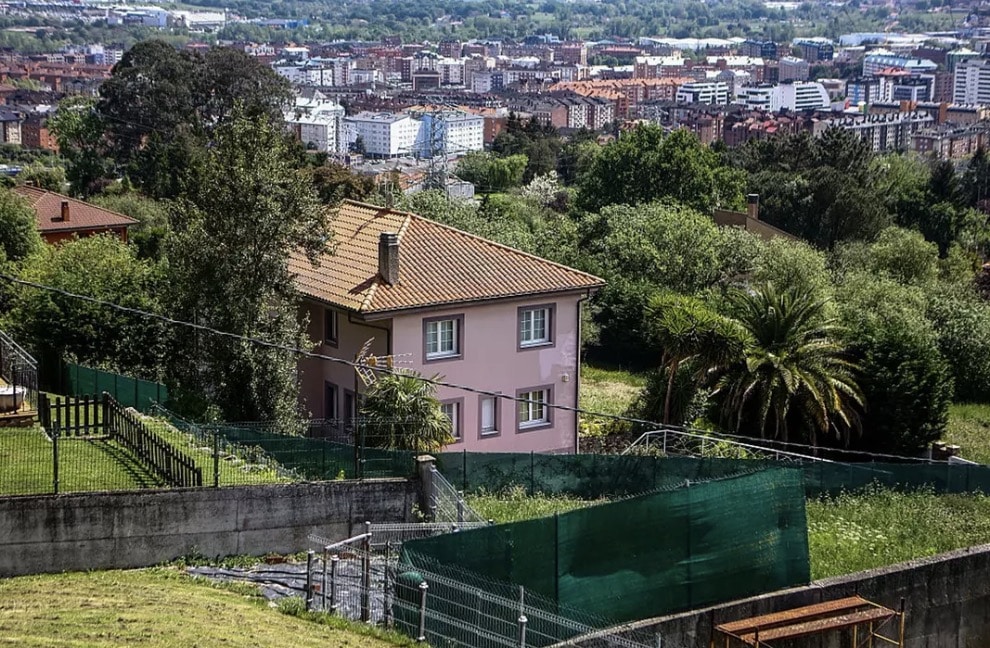 Três crianças 'resgatadas' de casa após pais com 'síndrome da COVID' as manterem trancadas por 4 anos A casa onde o casal teria mantido as crianças em cativeiro