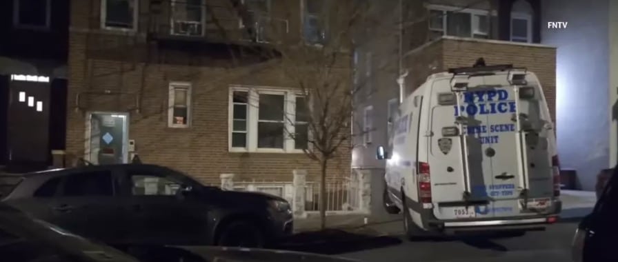 Menina de 4 anos é encontrada viva em casa, presa com os corpos da mãe e do irmão de 8 anos, e sobreviveu comendo apenas uma coisa A polícia continua investigando a morte da mãe (YouTube/FOX 5 Nova York)
