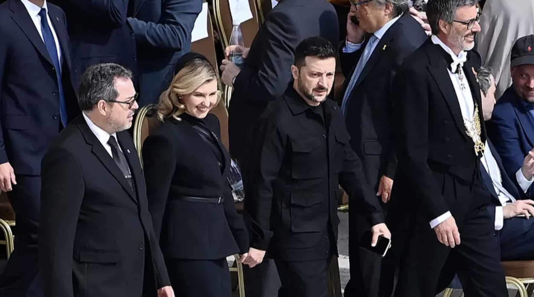 A razão pela qual Volodymyr Zelensky não usou terno na missa inaugural do Papa Leão XIV A razão pela qual Volodymyr Zelensky não usou terno na missa inaugural do Papa Leão XIV