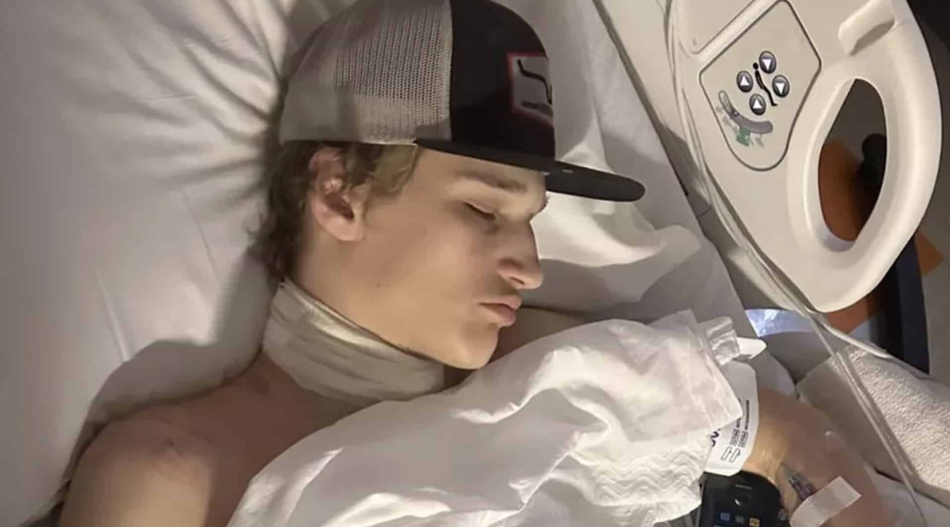 Alerta de mãe após adolescente quase morrer em acidente bizarro com carregador de celular que deixou o pescoço todo cheio de cicatrizes