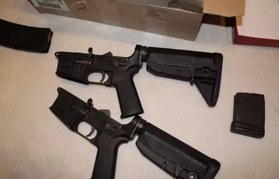 Agente especial revela itens chocantes encontrados no armário de Diddy durante operação policial Armas de fogo foram descobertas na propriedade