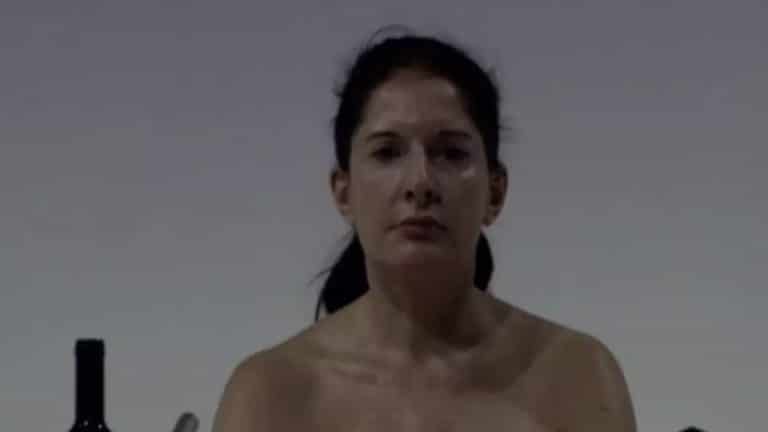 Artista que deixava as pessoas fazerem qualquer coisa com ela compartilhou 'complicação' com performance polêmica