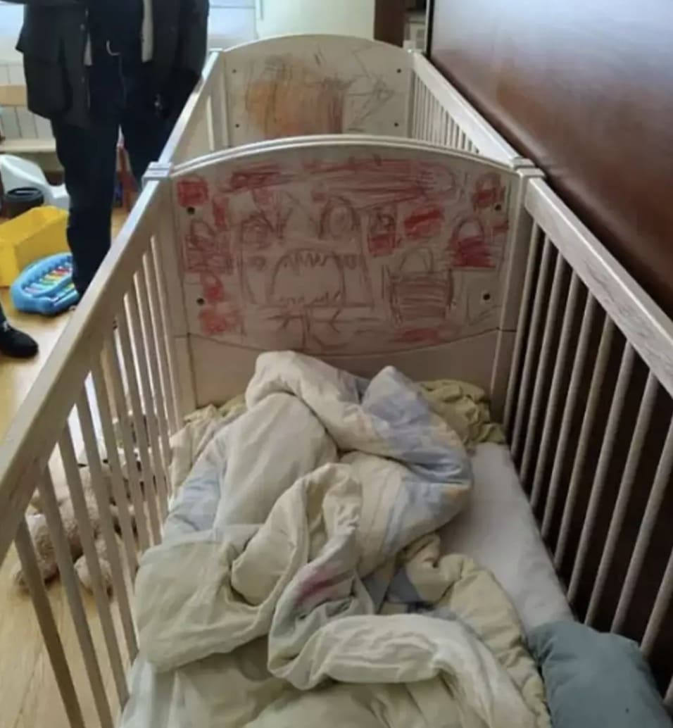 Três crianças 'resgatadas' de casa após pais com 'síndrome da COVID' as manterem trancadas por 4 anos As crianças dormiam em berços e usavam máscaras