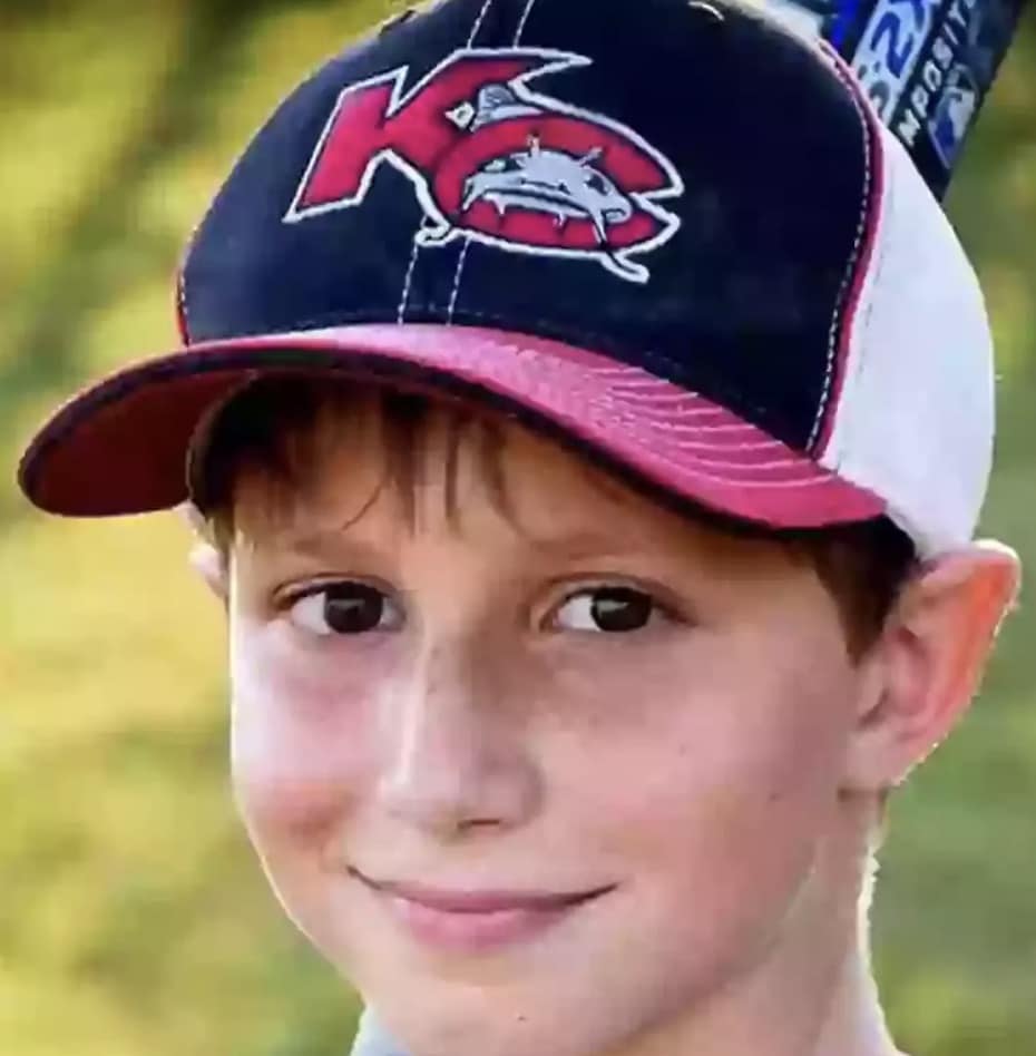 Palavras de partir o coração: irmão gritava após menino de 10 anos ser decapitado por 'toboágua mais alto do mundo Caleb tinha apenas dez anos quando morreu tragicamente em um parque aquático