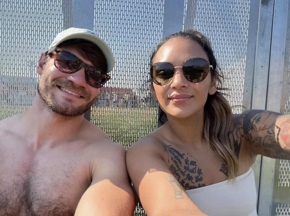 Mulher fica devastada após marido tirar a própria vida um dia depois de lua de mel 'perfeita' e enviar flores para ela após a morte Christopher e Isabel foram a um festival de música na lua de mel, mas o impensável aconteceu quando voltaram (Kennedy News and Media)