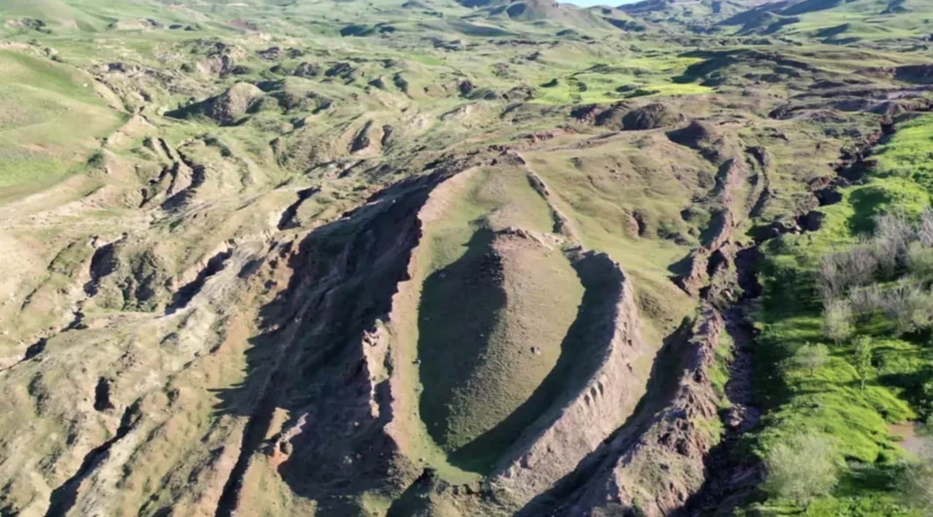 Cientistas afirmam ter encontrado a localização exata da Arca de Noé, com novos exames revelando detalhes 'inesperados' Cientistas afirmam ter encontrado a localização exata da Arca de Noé, com novos exames revelando detalhes 'inesperados'