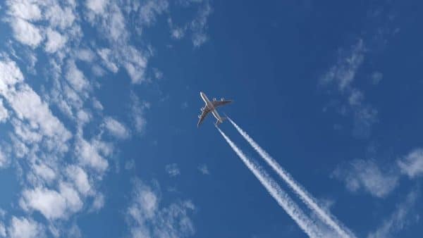 Cientistas dizem que é preciso lançar 12 milhões de toneladas de partículas no céu com aviões Boeing para esfriar a Terra