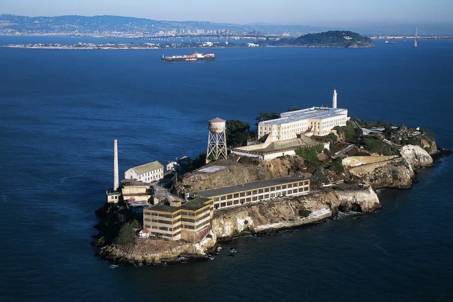 Por que a prisão mais famosa dos EUA foi fechada e agora Trump quer reabri-la? Donald Trump ordenou a reabertura de Alcatraz seis décadas após o fechamento da prisão.