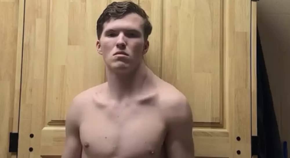 Jovem já treina há 182 dias apenas um lado do corpo, e os resultados são bizarros É um visual e tanto (thecrookedman10/Instagram)