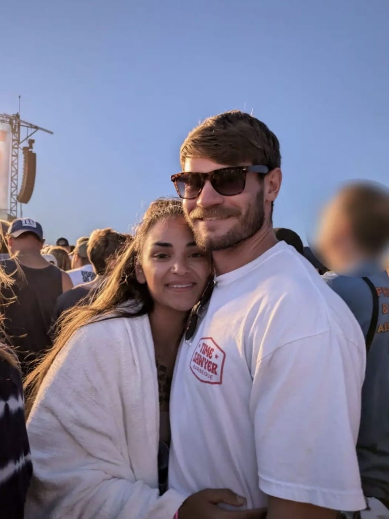 Mulher fica devastada após marido tirar a própria vida um dia depois de lua de mel 'perfeita' e enviar flores para ela após a morte Ela afirmou que a música era uma 'grande parte' do relacionamento do casal (Kennedy News and Media)