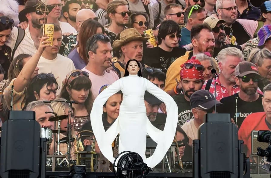 Artista que deixava as pessoas fazerem qualquer coisa com ela compartilhou 'complicação' com performance polêmica Ela fez uma aparição no Glasto no ano passado