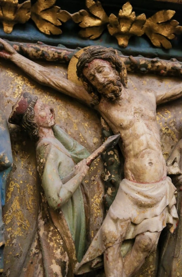 Texto sagrado banido da Bíblia 'revela' como Jesus realmente morreu – e isso muda tudo Escultura de Jesus e Longinus, o soldado romano que perfurou o lado de Cristo com uma lança, na Catedral de León, Espanha.