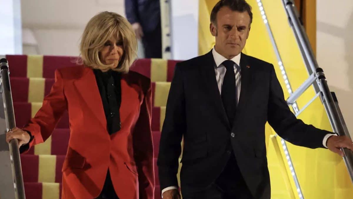 Especialista em leitura labial 'revela' o que a esposa do presidente francês Macron disse a ele instantes depois de 'dar um tapa' nele