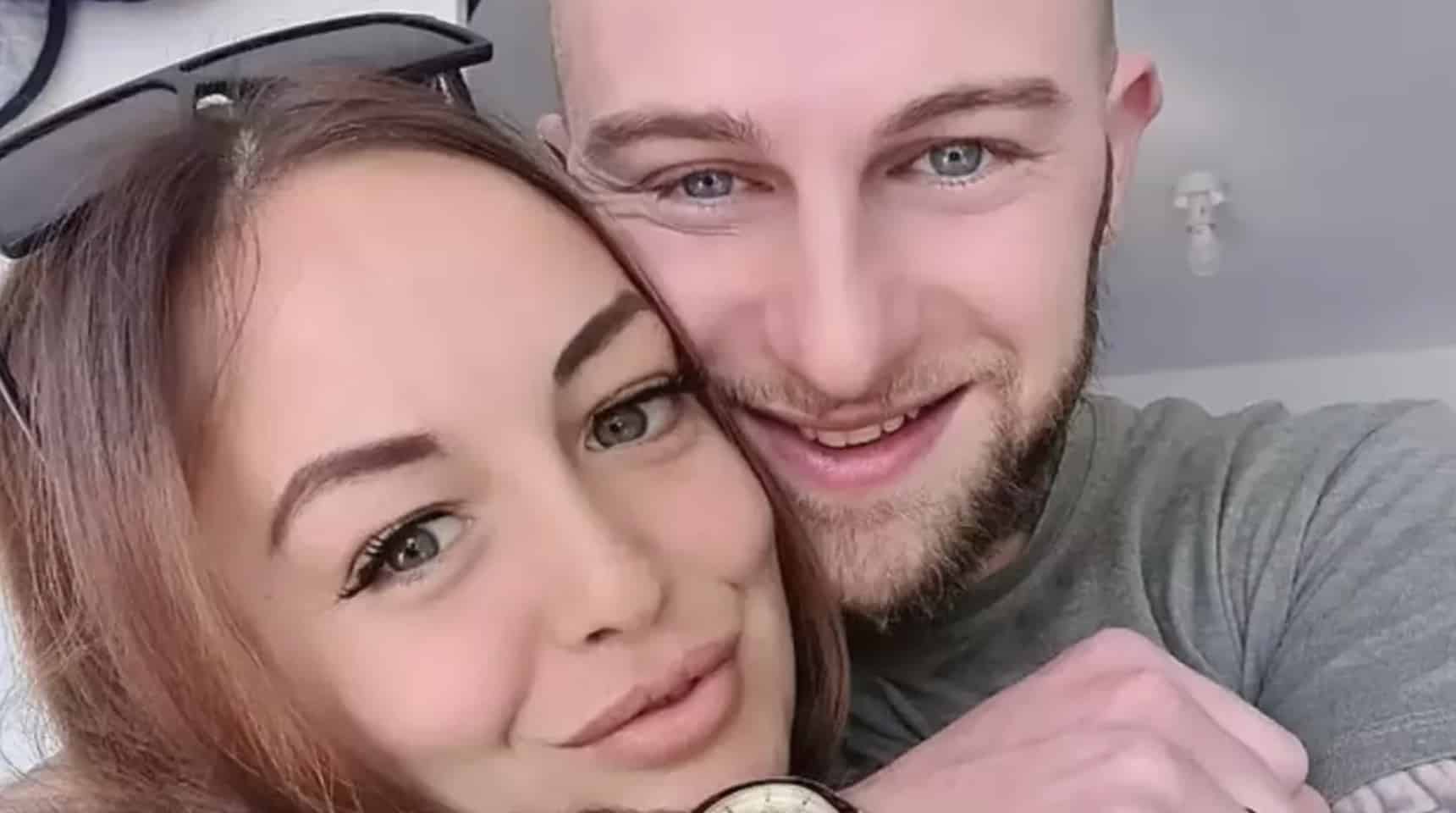 Família devastada após mãe, de 28 anos, morrer misteriosamente na Turquia antes de autópsia revelar que 'o coração está faltando' Família devastada após mãe, de 28 anos, morrer misteriosamente na Turquia antes de autópsia revelar que 'o coração está faltando'