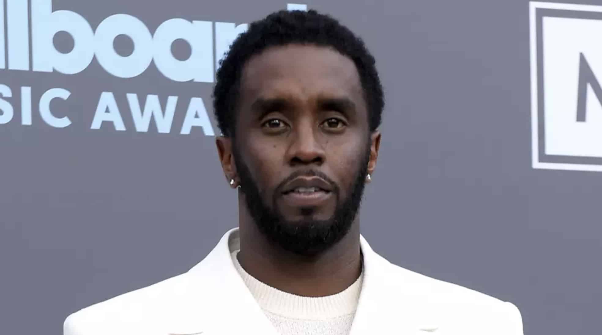 Fotos recém-divulgadas do quarto de hotel de Diddy na noite da prisão revelam detalhes perturbadores sobre 'festas sexuais extravagantes' Fotos recém-divulgadas do quarto de hotel de Diddy na noite da prisão revelam detalhes perturbadores sobre 'festas sexuais extravagantes'