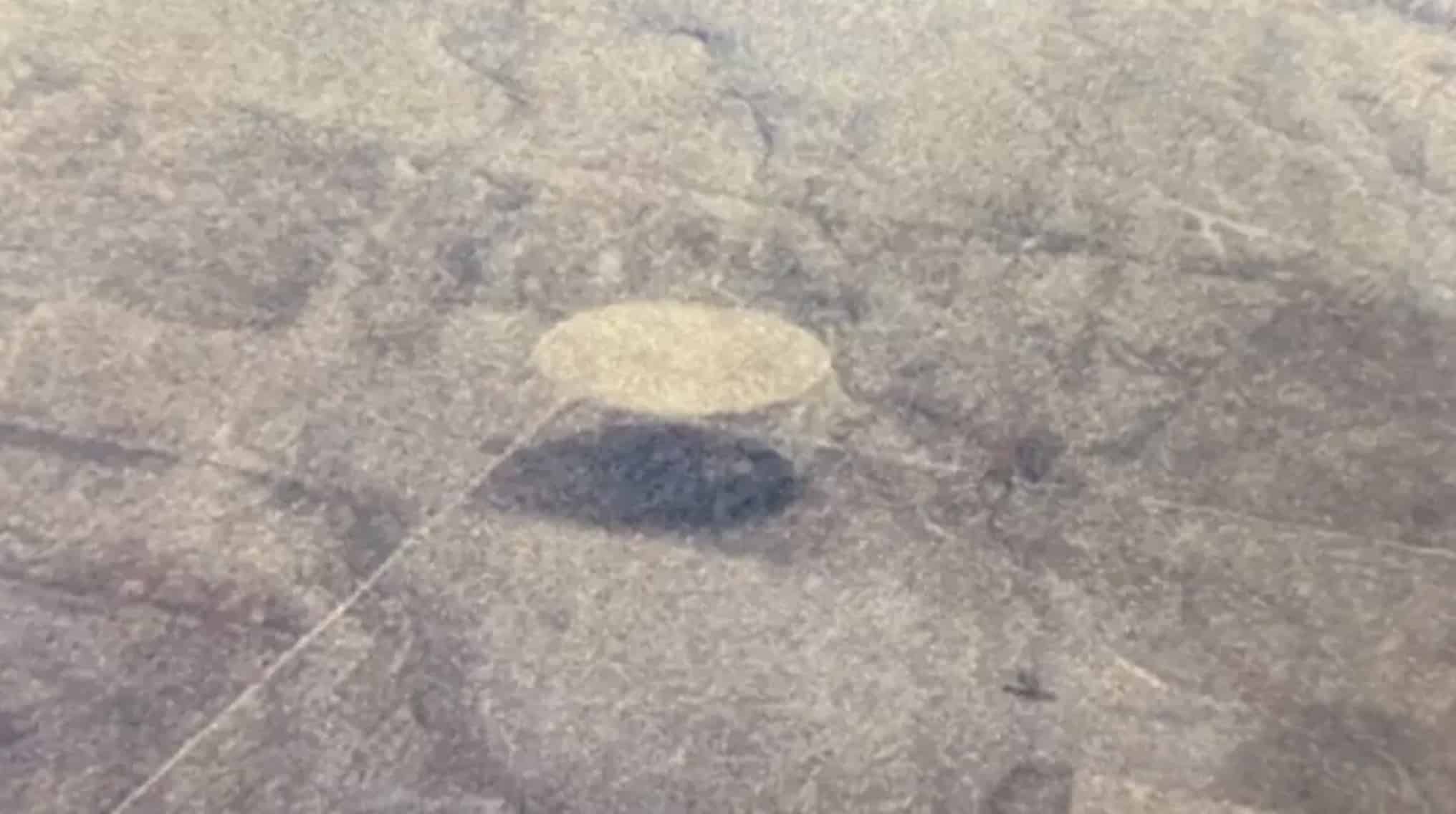 Imagem recém-divulgada afirma mostrar 'OVNI de 300 metros de largura', mas pessoas acham que encontraram um erro constrangedor Imagem recém-divulgada afirma mostrar 'OVNI de 300 metros de largura', mas pessoas acham que encontraram um erro constrangedor