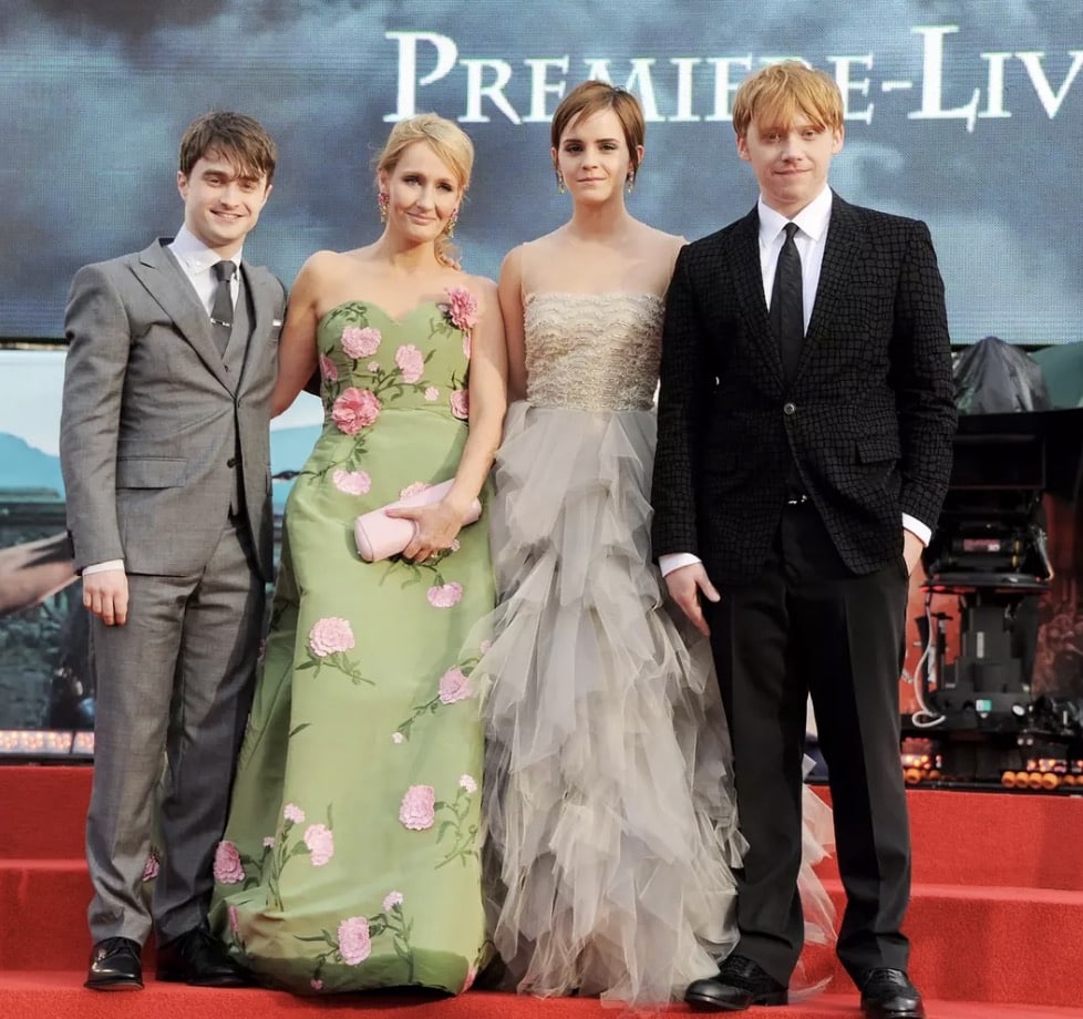 JK Rowling quebra silêncio sobre novo trio de Harry Potter e diz que 'nunca perdoará' Emma Watson e Daniel Radcliffe J.K. Rowling está em um conflito prolongado com os atores principais de Harry Potter