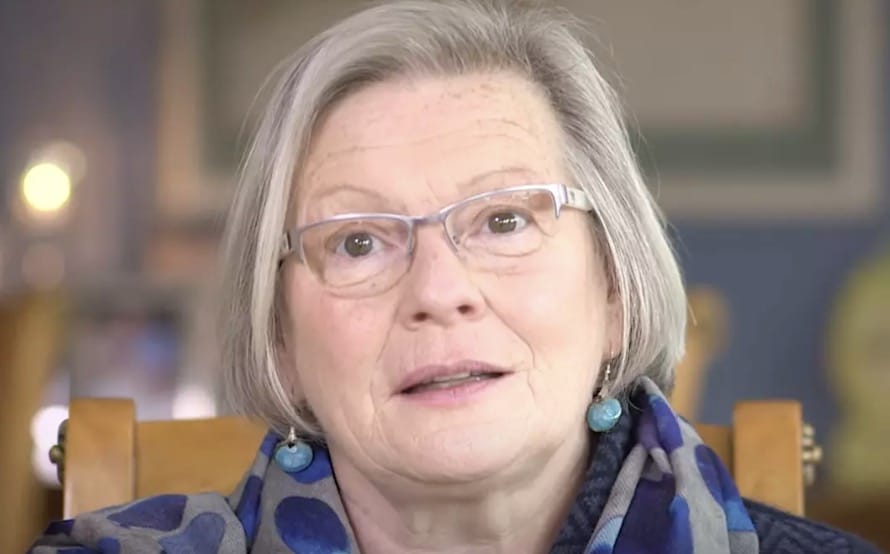 Mulher com 'superpoder' raro que cheirou doença do marido 12 anos antes agora está ajudando cientistas a desenvolver teste Joy Milne tem a capacidade única de sentir o cheiro da doença de Parkinson (BBC)
