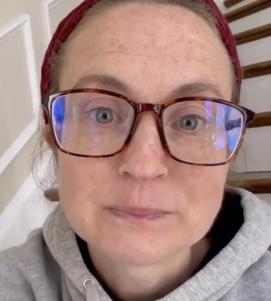 Enfermeira de cuidados paliativos diz que há um movimento que as pessoas frequentemente fazem e que significa que estão perto da morte Katie Duncan revelou que frequentemente vê seus pacientes 'estendendo' os braços para o alto quando estão próximos da morte (TikTok/@death.care.coach)