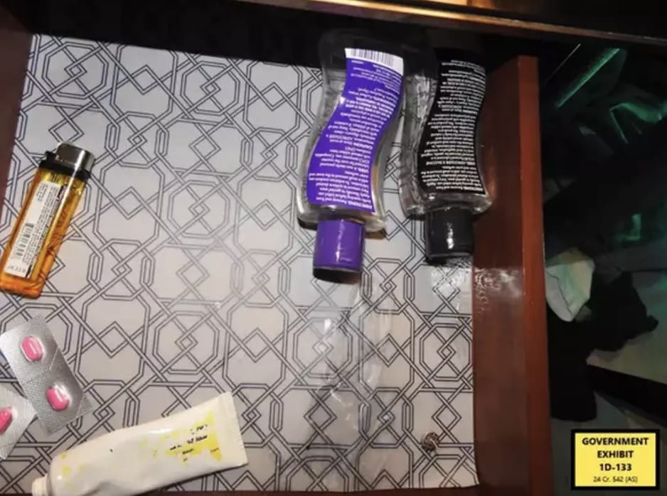 Fotos recém-divulgadas do quarto de hotel de Diddy na noite da prisão revelam detalhes perturbadores sobre 'festas sexuais extravagantes' Lubrificante e um isqueiro encontrados em sua mesa de cabeceira (Departamento de Justiça)