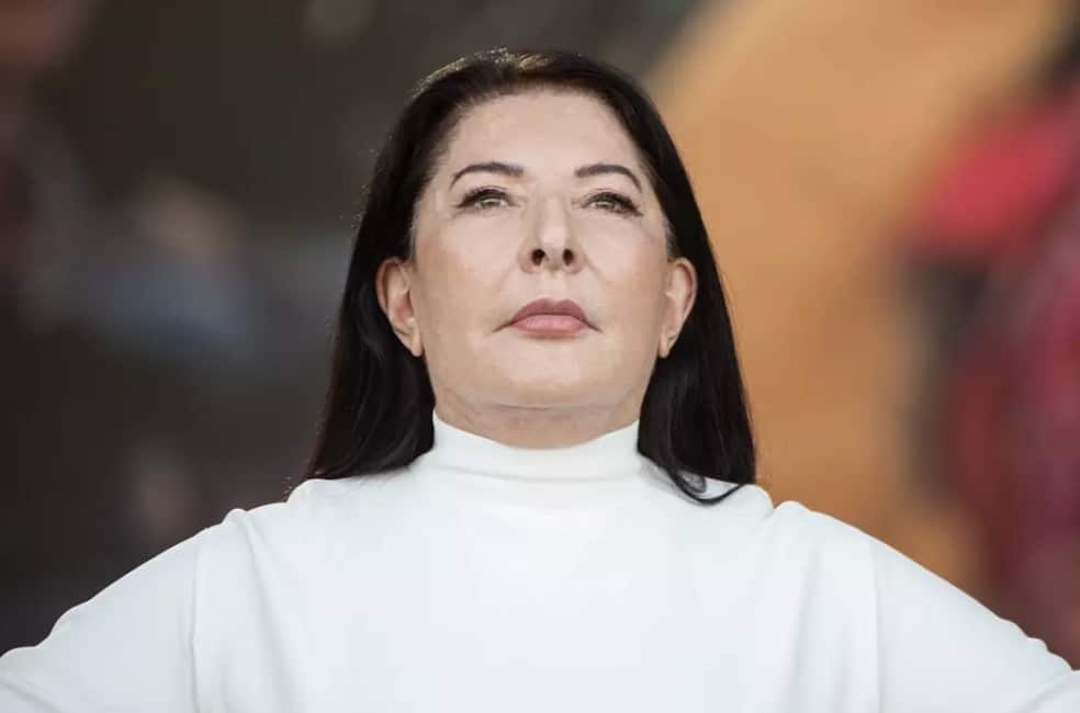 Artista que teve nove orgasmos em museu público para performance revela a parte mais difícil do processo Marina Abramović é considerada uma pioneira da arte performática