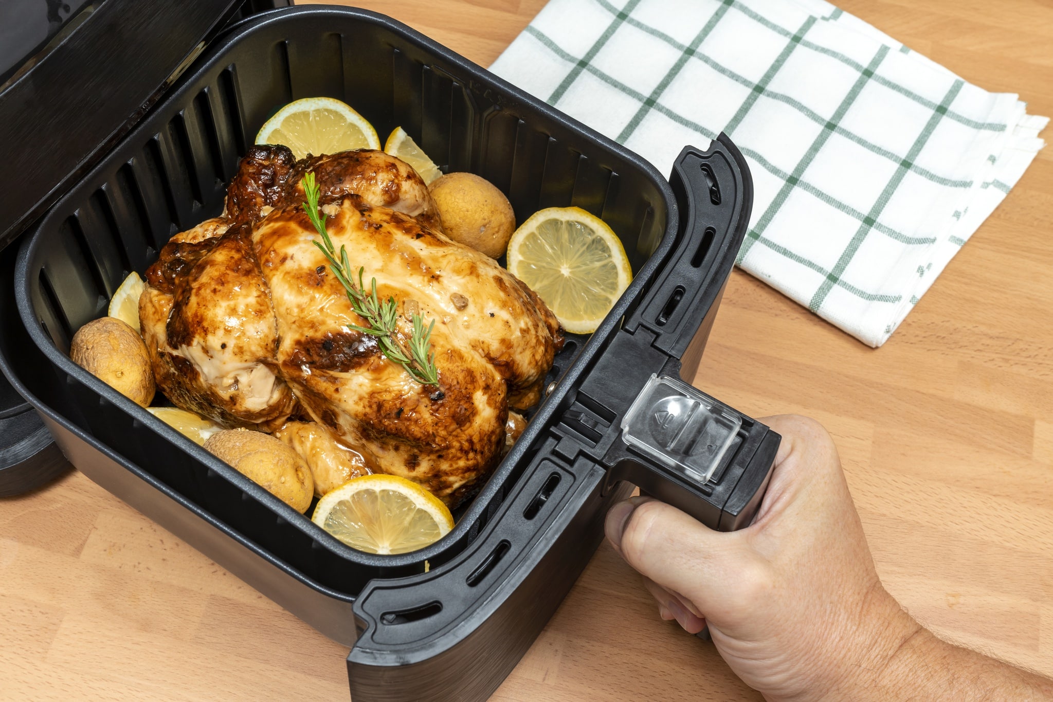 Médica revela motivo perturbador pelo qual 'jogou fora sua air fryer' após explicar grandes riscos Médico revela motivo perturbador pelo qual 'jogou fora sua air fryer' após explicar grandes riscos
