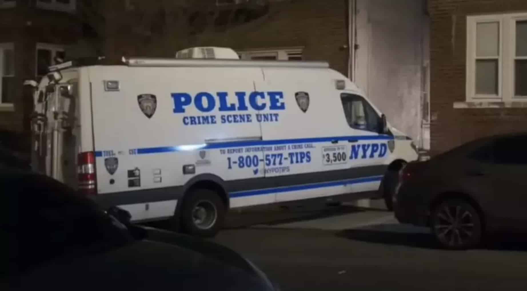 Menina de 4 anos é encontrada viva em casa, presa com os corpos da mãe e do irmão de 8 anos, e sobreviveu comendo apenas uma coisa