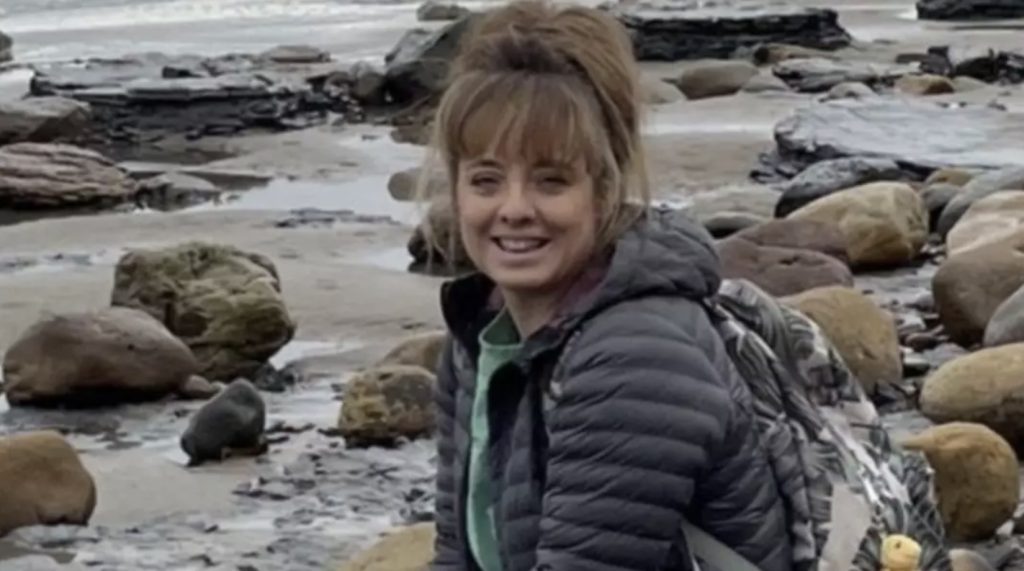 Mulher disfarçou "mancha feia" na unha do pé com maquiagem e descobriu que era sinal de câncer