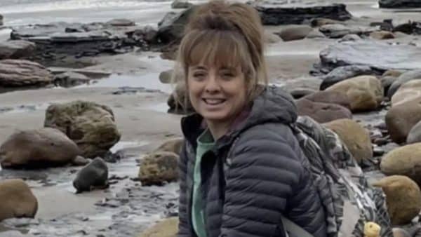 Mulher disfarçou "mancha feia" na unha do pé com maquiagem e descobriu que era sinal de câncer