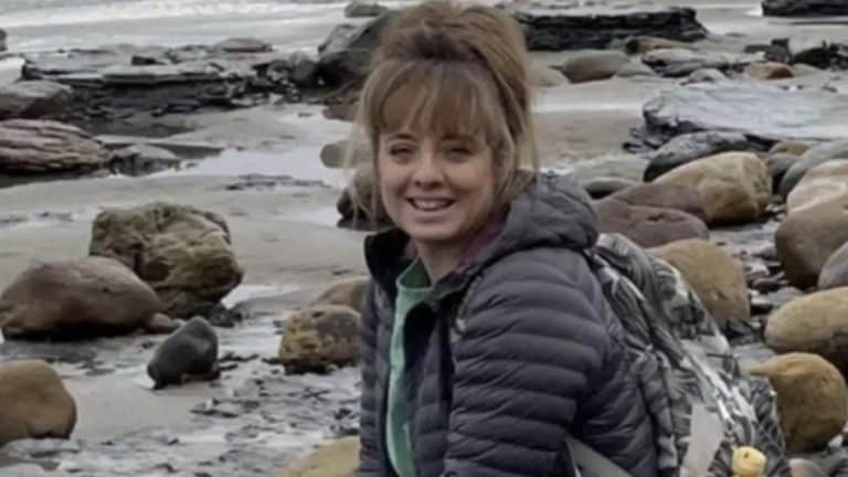 Mulher disfarçou "mancha feia" na unha do pé com maquiagem e descobriu que era sinal de câncer