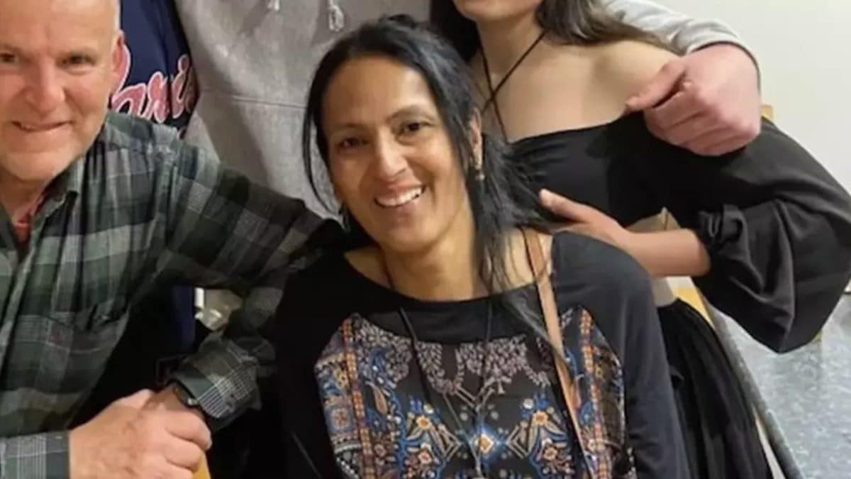 Mulher que achou que sintoma nas costas era apenas uma "lesão" é diagnosticada com câncer raro e mortal